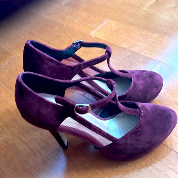 Burgundy heels - Picture 2 of 2